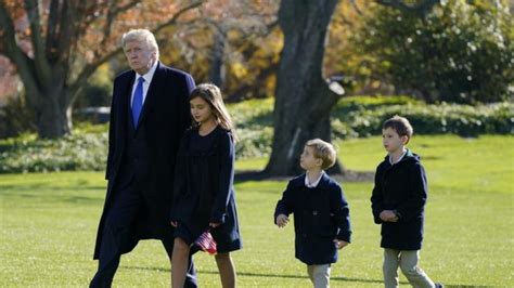 Benutzen sie auch das wörterbuch. Donald Trump: Jetzt benutzt Trump schon seine Enkel, um ...