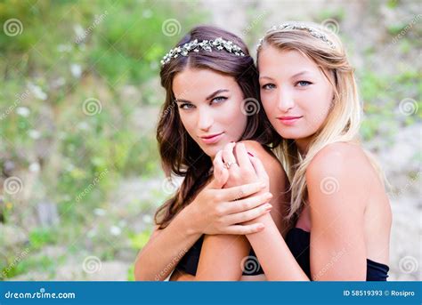 Deux Belles Jeunes Filles Avec Les Paules Nues Image Stock Image Du