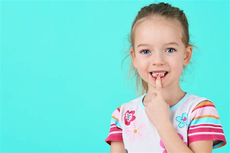 Gadis Kecil Yang Menggemaskan Tersenyum Dan Memamerkan Gigi Susu Pertamanya Yang Hilang Potret