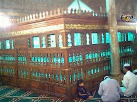 Beliau berasal dari keturunan bangsawan qurays dan masih keluarga jauh rasulullah saw. ApeKeHell™: ISLAM :: Biodata Ringkas Imam Syafie ...