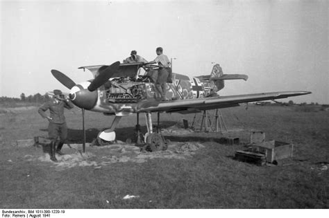 Photo German Crew Sighting The 20mm Cannon On A Bf 109f Fighter Of Jg