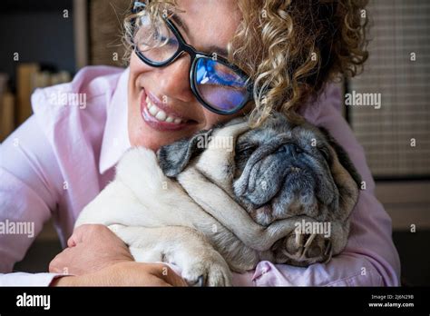 Feliz Mujer Abrazar Su Perro Pug Con Amor Y Frisenship Concepto De