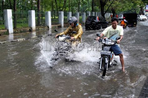 Apa kamu mencari tahu arti mimpi hujan deras dan banjir? Hujan Deras, Jakarta Selatan Dikepung Banjir