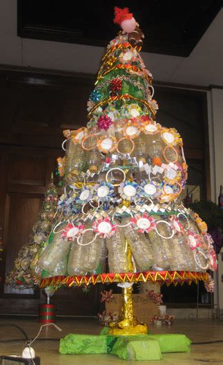 Natal selalu identik dengan pohon natal yang terbuat dari pohon cemara yang berwarna hijau. GKJW Pepanthan Gumuk Kembar: Kreasi Membuat Pohon Natal ...