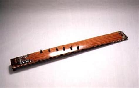 Tiga komponen yang saling memengaruhi diantaranya seniman, musik itu sendiri dan masyarakat penikmatnya. Alat Musik Tradisional Gesek Jepang, Japanese String Instrument.
