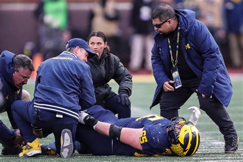 Zak Zinter injury update: Michigan lineman broke tibia, fibula in
