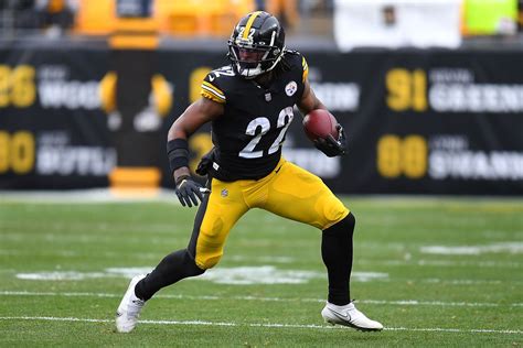 Najee Harris Injury Steelers Rb Suffers Elbow Injury On First Drive Of