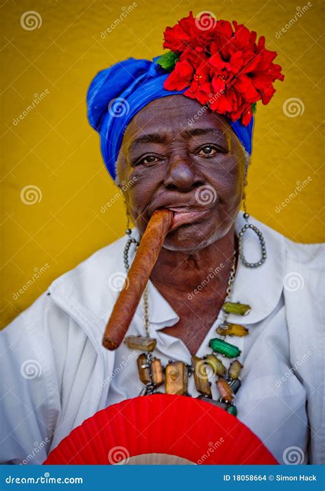 Señora Cubana Del Cigarro Imagen De Archivo Editorial Imagen 18058664