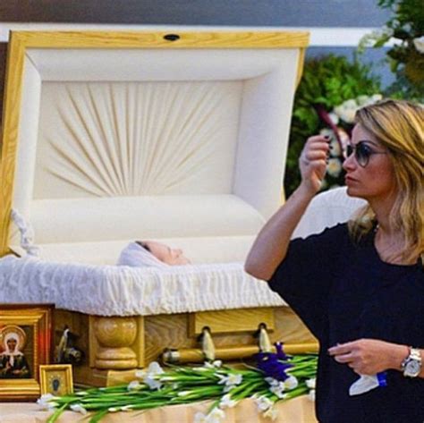 Жанна фриске умерла от рака мозга летом 2015 года. В сети всплыли шокирующие фото с похорон Жанны Фриске в гробу