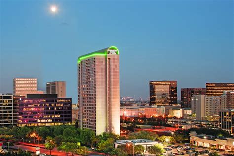 Situated close to bush intercontinental airport and moments from interstate 45, this houston hotel offers many modern amenities along with spacious accommodations, all in a central and convenient location. DoubleTree by Hilton Hotel & Suites Houston by the ...
