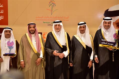 بين مَن يعتقد التوحيد ويؤمن بيوم الحساب، «وكان زاهِداً فى الدنيا، خاصة بعد أنْ مات له أخوان ودفنَهُما بيده، وكان يَحضُرُ سوقَ عُكاظ. خبير سياحي يُعدد لـ"المواطن" مزايا فعاليات سوق عكاظ وحي ...