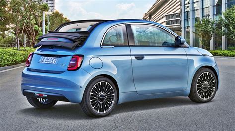 New techno blue matt dashboard. Nowy Fiat 500 La Prima (2020). Opis wersji i cennik