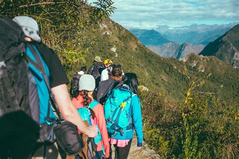 Gambar Berjalan Orang Hiking Jejak Petualangan Pegunungan