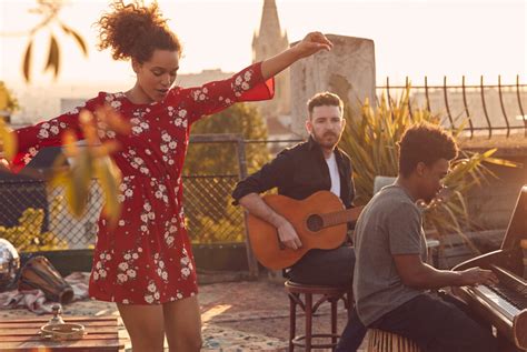 Izzy Bizu The New Face For Global Handm Divided Music Campaign Handm Group