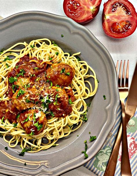 This dish is simple perfection. Spaghetti and Homemade Meatballs - Delice Recipes
