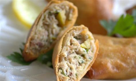 Refermez la feuille de brick en quatre et maintenez avec un pic en bois, dorez au pinceau avec de l'huile d'olive. Bricks au thon, recette facile et rapide - Amour de cuisine