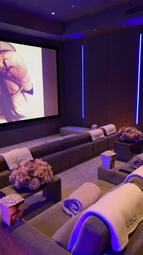Keeping up with the kardashians star and lip kit mogul kylie jenner has purchased her second home in hidden hills, california. tadiorx 🍒 in 2020 | Kylie jenner house, Kylie jenner room ...