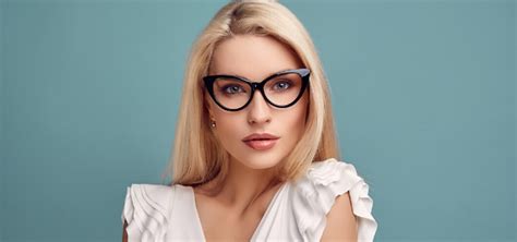 Estudio confirma que las mujeres que usan lentes son más atractivas