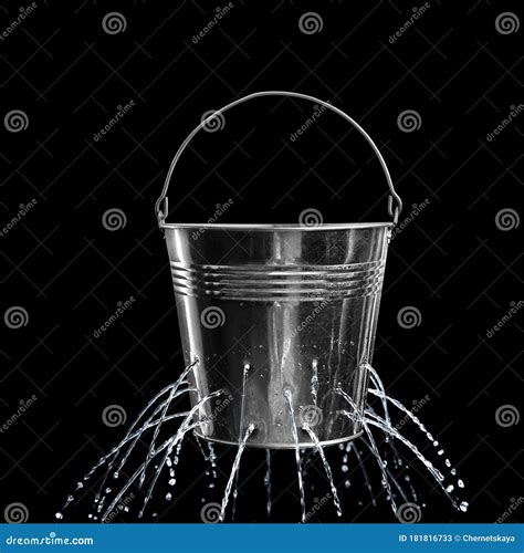 Läckande Hink Med Vatten På Bakgrunden Fotografering För Bildbyråer Bild Av Förlust Metafor