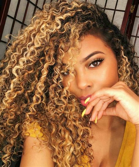 Diggin The Nails With The Hair Natural Curls Hairstyles Blonde Highlights Curly Hair Hair Styles