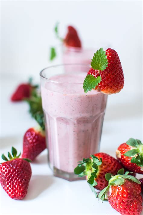 Simple Strawberry Milkshake Görüntüler Ile Sağlıklı Smoothie Smoothies Smoothie Tarifleri
