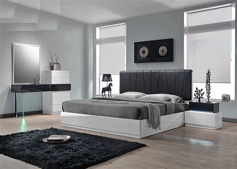 The modern bedroom sets are nothing different from the regular bedroom sets apart from the stylisation ground. Ireland 4pc Bedroom Set | Las Vegas Furniture Store ...