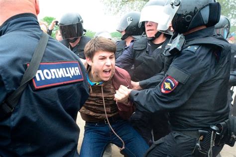 Russian Police Brutalize Protesters During Anti Kremlin March Huffpost