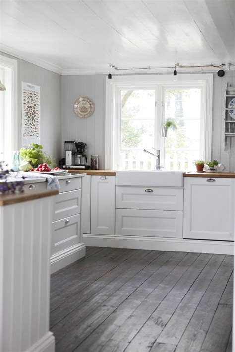 A perfect blend of dark wood. Havsutsikt i nya nr Lantliv | Grey kitchen floor, Home ...