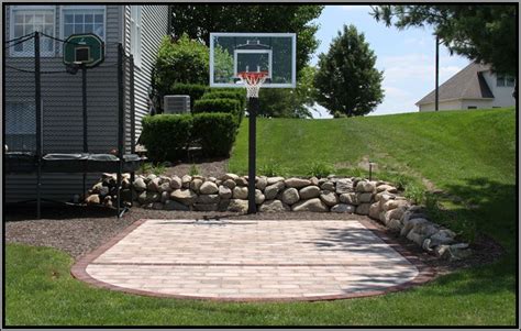 Backyard basketball ist ein design, das sehr beliebt ist heute. Backyard paver basketball court | Backyard basketball ...