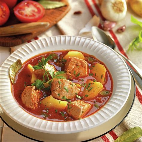 Guiso de atún con patatas y un toque de guindilla - Lecturas