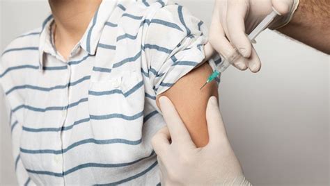 Soruları büyük ilgi görmeye başladı. Pfizer/BioNTech aşısını olan gönüllüler aşının yan ...