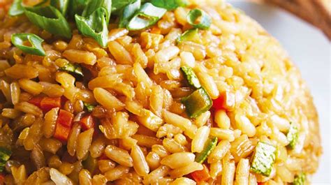 El arroz frito es una preparación oriental muy casera y tradicional, esta receta incluye arroz salteado en aceite de ajonjolí, verduras como zanahoria, calabaza, brócoli, colitas de cebolla, va aromatizado. Arroz frito