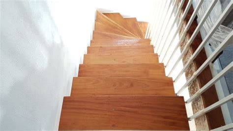 Entfernen sie den teppich nun streifen für streifen mit einem spachtel. Teppich von Treppenstufen entfernen - Tischlerei Albers