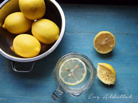 Resepi bagi membuat air lemon jus ini adalah perahan jus lemon segar, air sejuk, soda, garam (garam biasa atau garam batu) dan gula. Kebaikan Lemon Panas