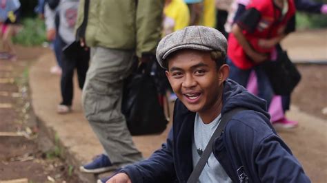 Akomodasi menuju basecamp pendakian via jalur gunung putri cukup mudah. Cinematik Keseruan Travelling Gunung Putri Garut - YouTube