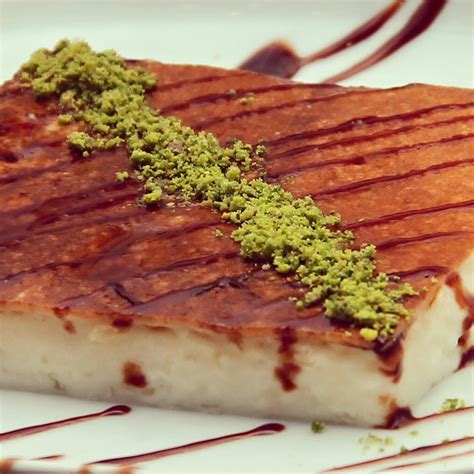 It is developed in the kitchens of the ottoman palace and one of the most popular turkish desserts today. Kazandibi (gebakken melkpudding) - Şerifoğlu