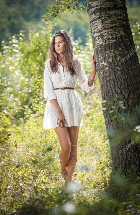 Attraktive Junge Frau Im Weißen Kurzen Kleid Posieren Bei Einem Baum In Einem Sonnigen Sommertag