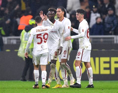 Roma Snatch Last Gasp 2 2 Draw With Milan Reuters