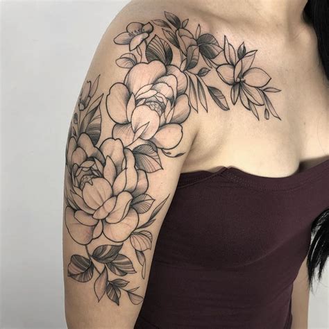 Tatuagem De Flor No Ombro Fotos De Todos Os Estilos Para Se Inspirar
