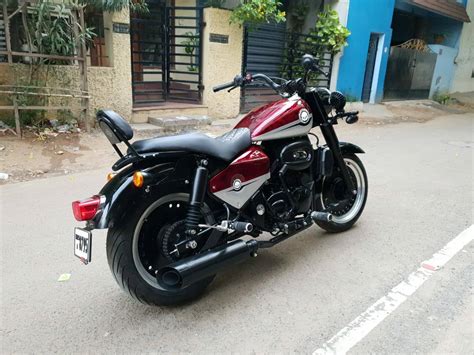Royal enfield motor cycles are manufactured by following best quality practices in respect of the material and workmanship. This Royal Enfield Classic 350 is a Harley Davidson Fat ...