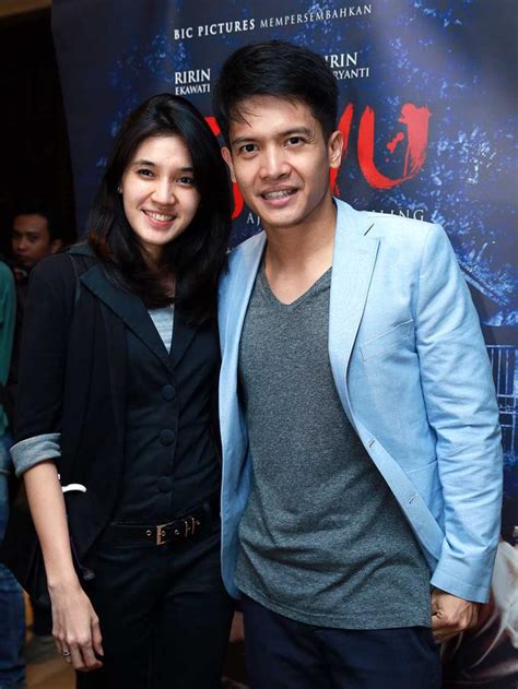 Dimas seto dan dhini aminarti terlihat selalu kompak sejak menikah tahun 2009 lalu dan belum dikaruniai seorang anak. Main Film Horor, Dimas Seto Minta Izin Dhini Aminarti Dulu - News & Entertainment Fimela.com