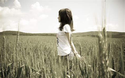 Girl Field Grass Walk Wallpaper Coolwallpapers Me