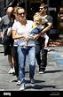 Tobey Maguire y su esposa Jennifer Meyer con su hija Ruby Sweetheart e ...
