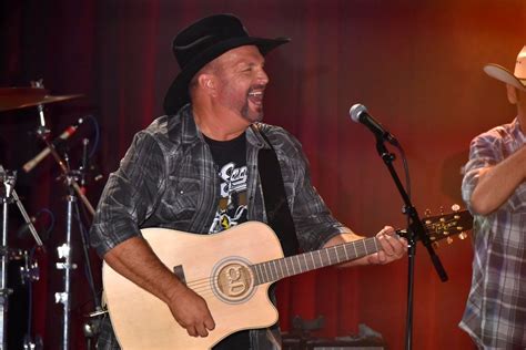 Garth Brooks Tapes For Kimmel Launches Dive Bar Tour In Chicago