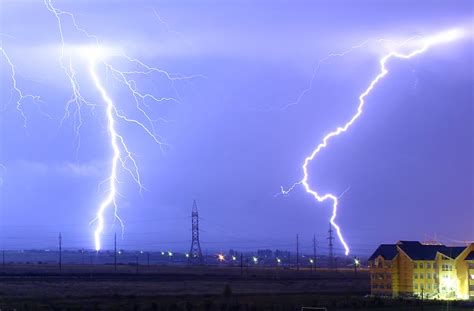 File:Lightning over Oradea Romania zoom.jpg - Wikimedia Commons