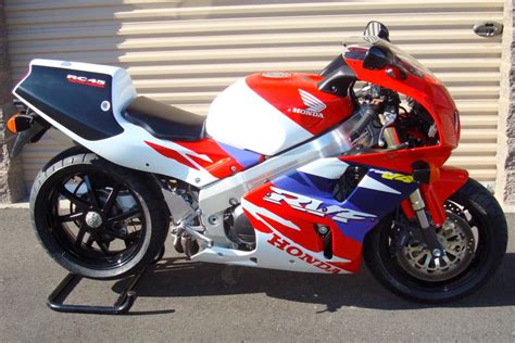 The honda rvf750r rc45 is a dedicated sports bike which replaced the vfr750r rc30. Honda RC45 RVF750 For Sale - Rare SportBikes For Sale