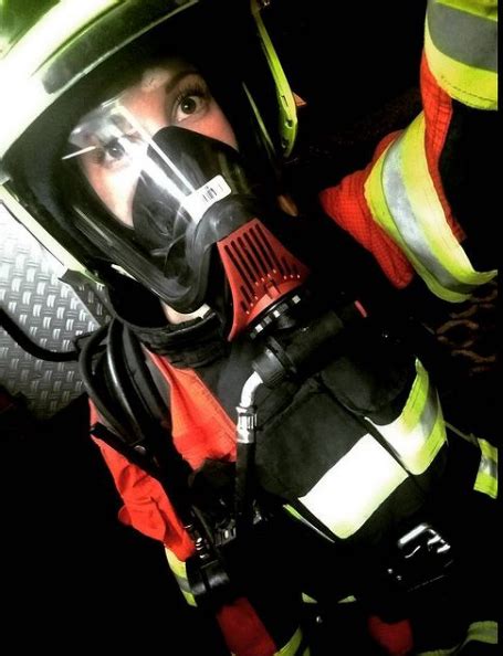 Pin Von Gasmask Caps Auf Female Fire Fighter In 2021 Feuerwehrfrau