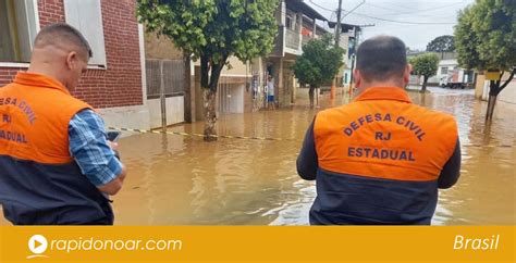 Temporal Alaga Ruas De Petr Polis E Deixa Mortos R Pido No Ar