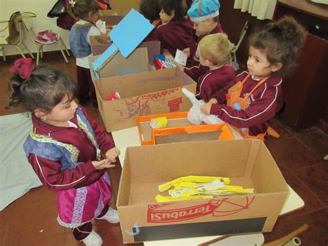 Desde el momento en que se creó el jardín de infantes como institución dedicada a la infancia, el juego se definió como el método para enseñar a los niños pequeños. Complejo Educativo Club A. Lanús - Sala Nube