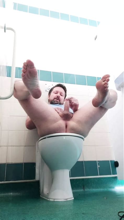 Nackt Gewichst In Einer öffentlichen Toilette Xhamster